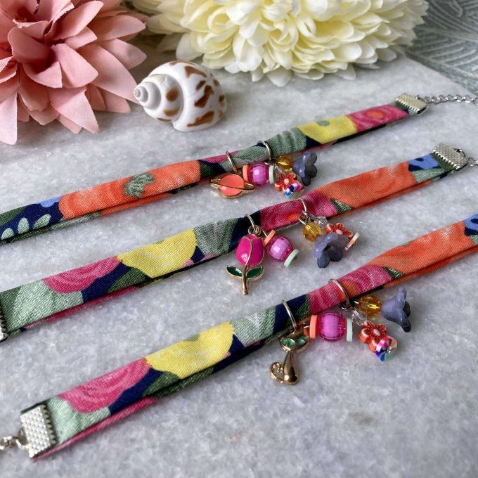 Bracelet en tissu fleuri bleu foncé, orange, rose et jaune à breloques 