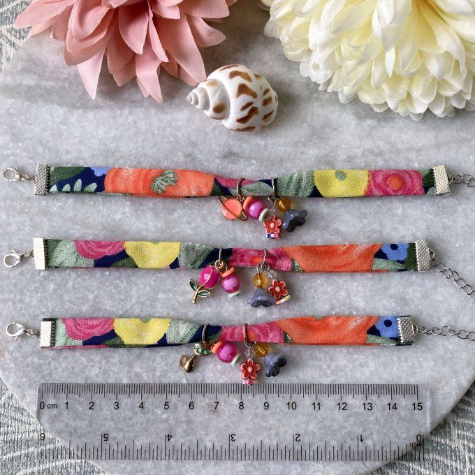 Bracelet en tissu fleuri bleu foncé, orange, rose et jaune à breloques 