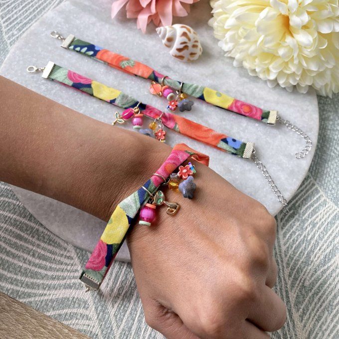 Bracelet en tissu fleuri bleu foncé, orange, rose et jaune à breloques 