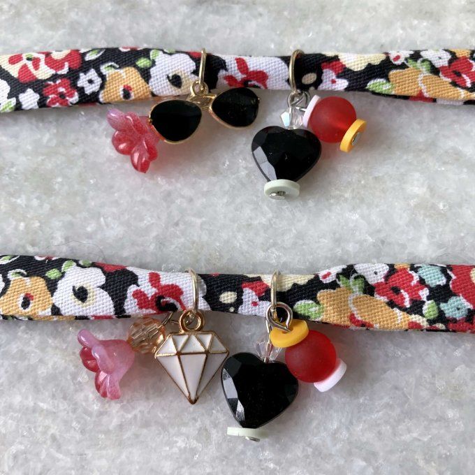 Bracelet en tissu fleuri noir, blanc, orange et rouge à breloques 