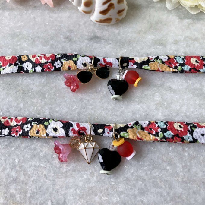 Bracelet en tissu fleuri noir, blanc, orange et rouge à breloques 