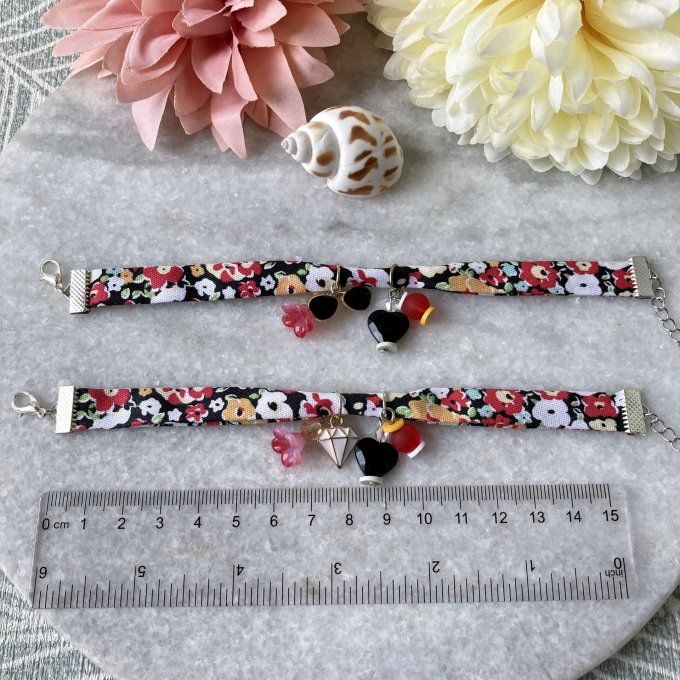 Bracelet en tissu fleuri noir, blanc, orange et rouge à breloques 