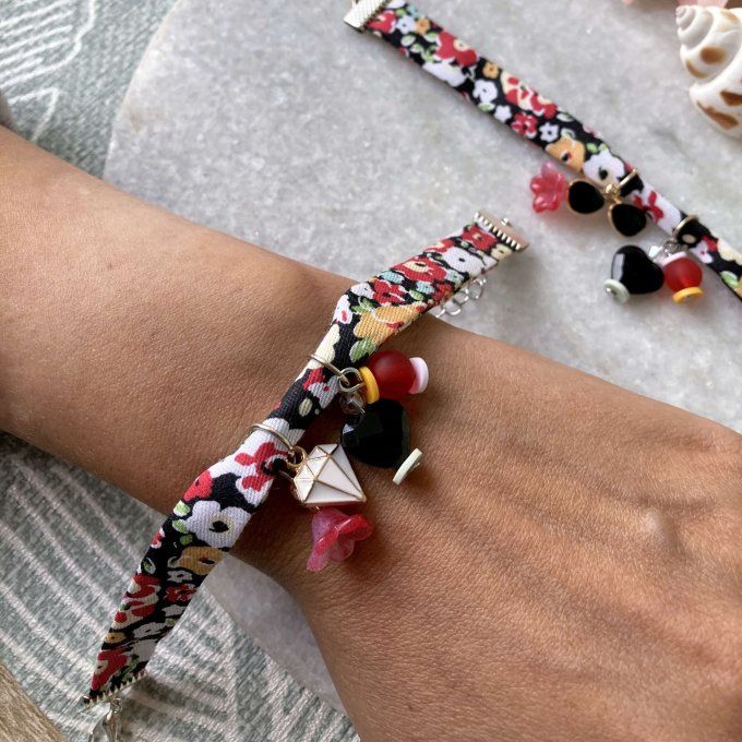 Bracelet en tissu fleuri noir, blanc, orange et rouge à breloques 