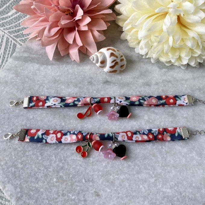 Bracelet en tissu fleuri bleu foncé, rouge, blanc et rose à breloques