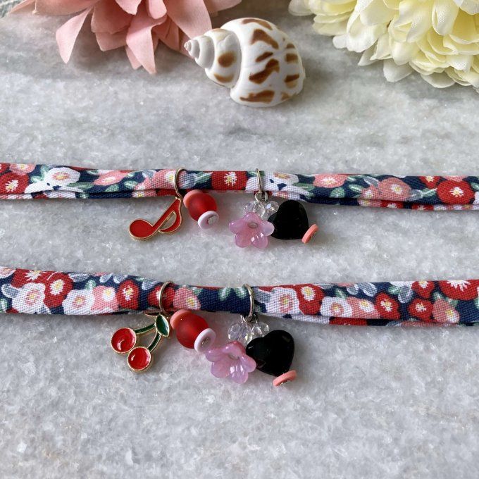 Bracelet en tissu fleuri bleu foncé, rouge, blanc et rose à breloques