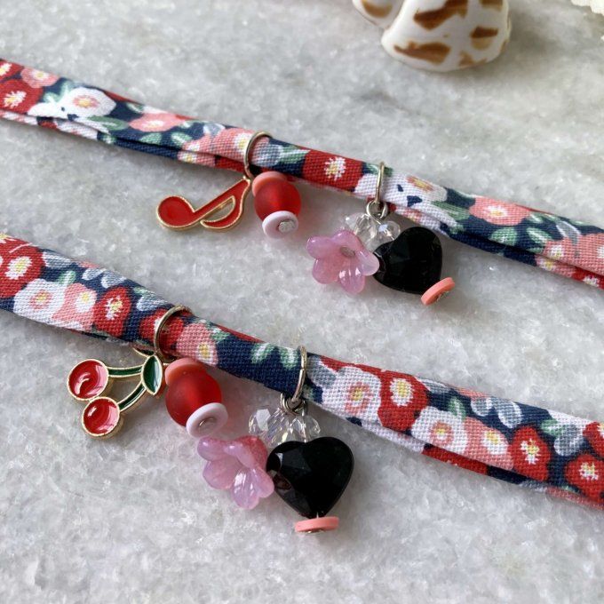 Bracelet en tissu fleuri bleu foncé, rouge, blanc et rose à breloques