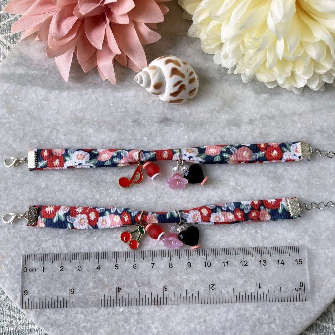 Bracelet en tissu fleuri bleu foncé, rouge, blanc et rose à breloques