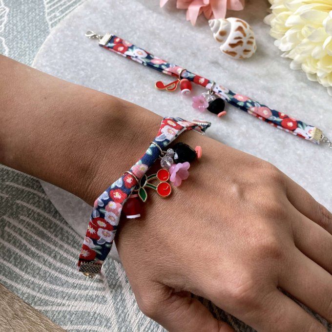 Bracelet en tissu fleuri bleu foncé, rouge, blanc et rose à breloques