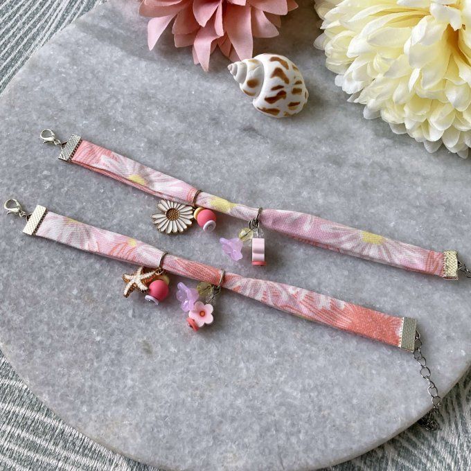 Bracelet en tissu fleuri rose, blanc et jaune à breloques