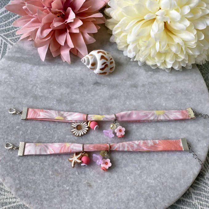 Bracelet en tissu fleuri rose, blanc et jaune à breloques