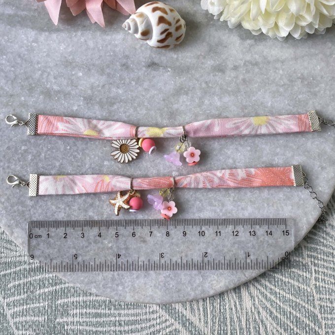 Bracelet en tissu fleuri rose, blanc et jaune à breloques