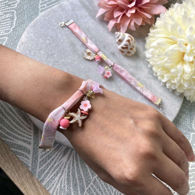 Bracelet en tissu fleuri rose, blanc et jaune à breloques