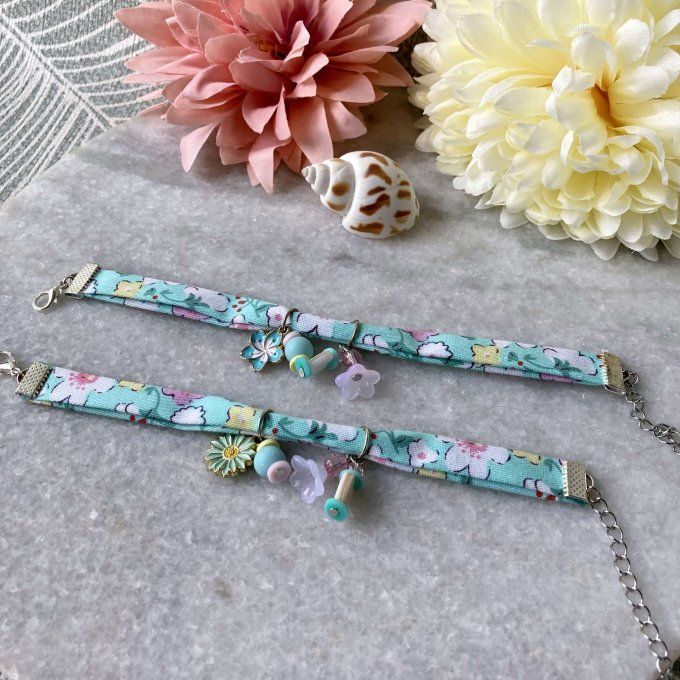 Bracelet en tissu fleuri vert turquoise, blanc, rose et jaune à breloques