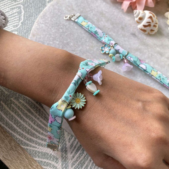 Bracelet en tissu fleuri vert turquoise, blanc, rose et jaune à breloques