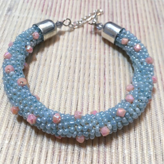 Bracelet rocailles bleu et toupies saumon, torsade russe