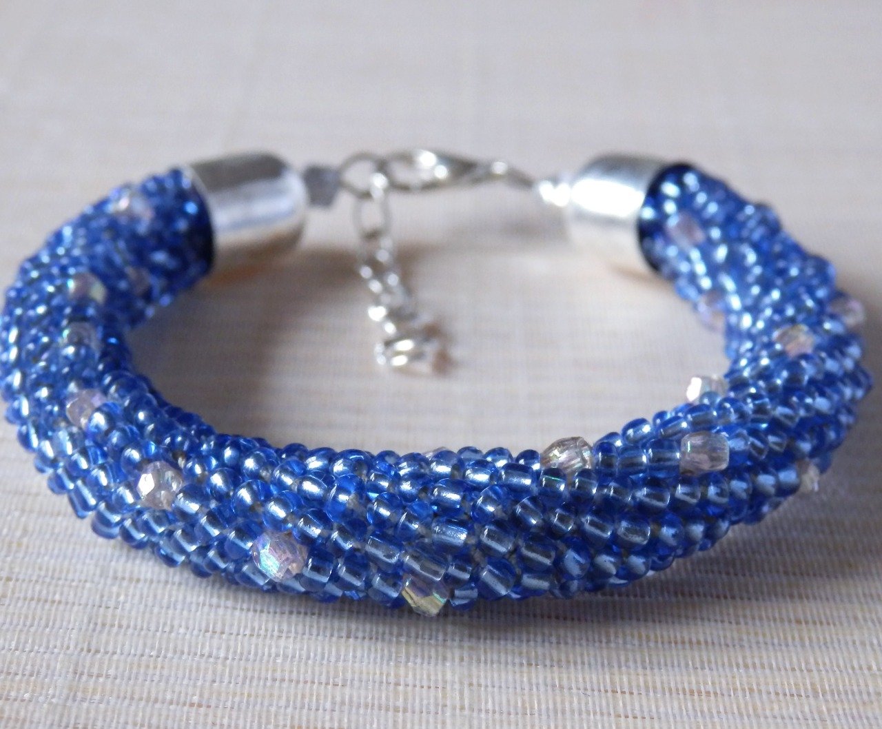 Bracelet rocailles bleu et toupies argentées, torsade russe