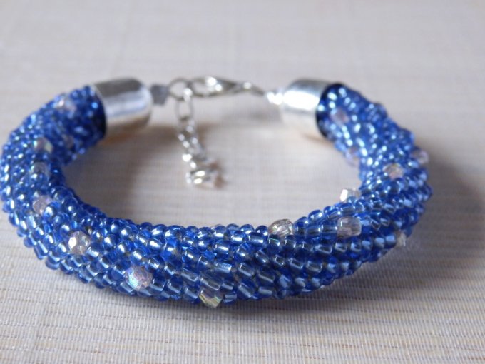 Bracelet rocailles bleu et toupies argentées, torsade russe