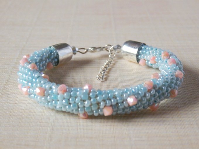 Bracelet rocailles bleu et toupies saumon, torsade russe