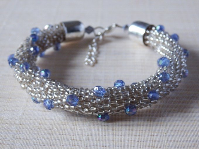 BRACELET ROCAILLES ARGENTÉES ET TOUPIES BLEUES, TORSADE RUSSE