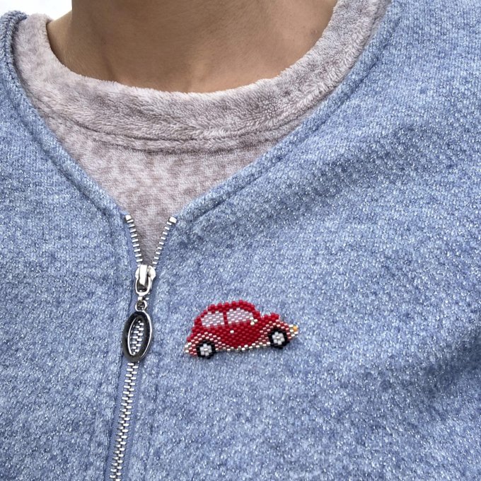 Broche femme voiture rouge en perles Miyuki