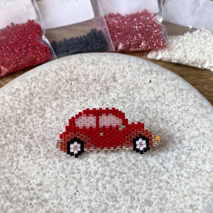 Broche femme voiture rouge en perles Miyuki