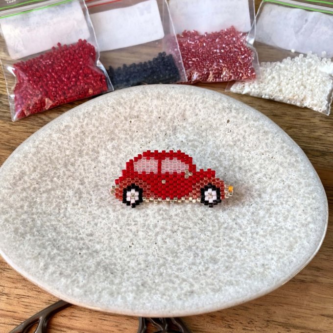 Broche femme voiture rouge en perles Miyuki