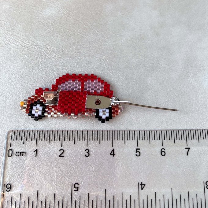 Broche femme voiture rouge en perles Miyuki
