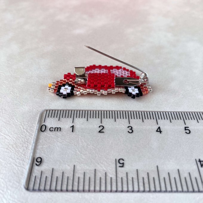Broche femme voiture rouge en perles Miyuki