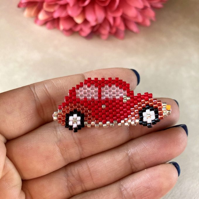 Broche femme voiture rouge en perles Miyuki