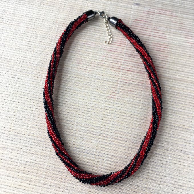 Collier en perles de rocailles rouge et noir, torsade russe