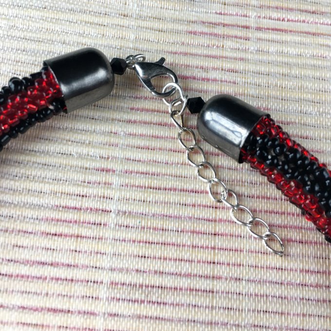 Collier en perles de rocailles rouge et noir, torsade russe