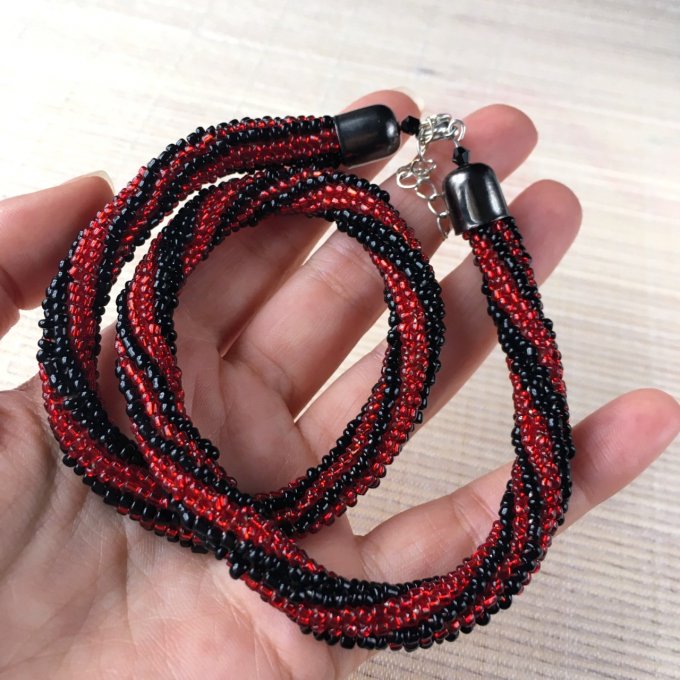 Collier en perles de rocailles rouge et noir, torsade russe