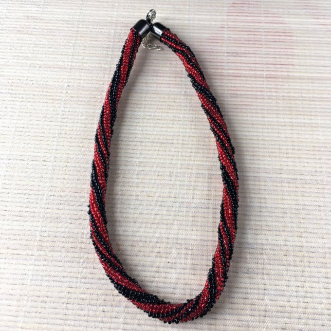 Collier en perles de rocailles rouge et noir, torsade russe