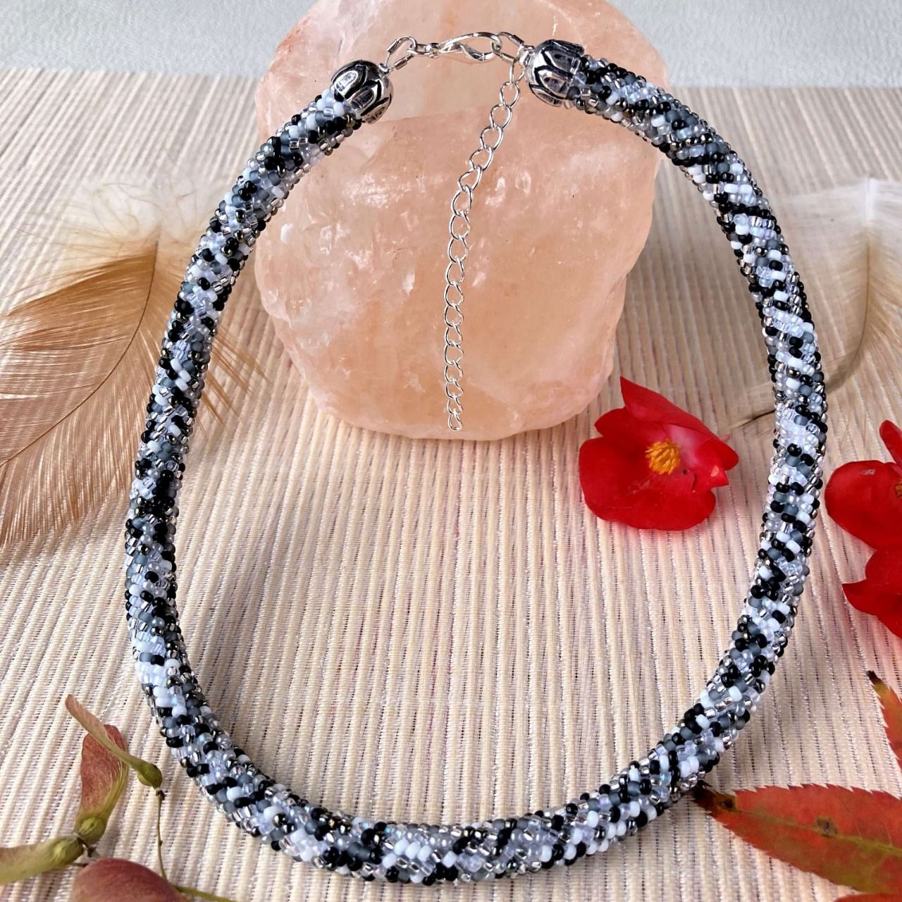 Collier Bracelet en perles de rocailles camaïeu de noirs, blancs et argentés 
