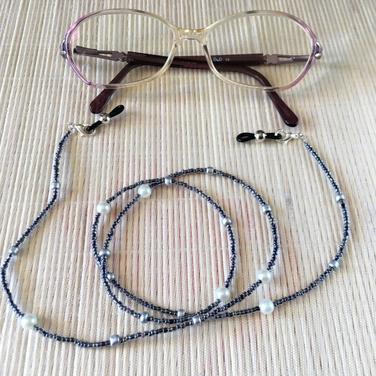 Cordon lunettes / chaîne à masque / collier / bracelet, gris & blanc