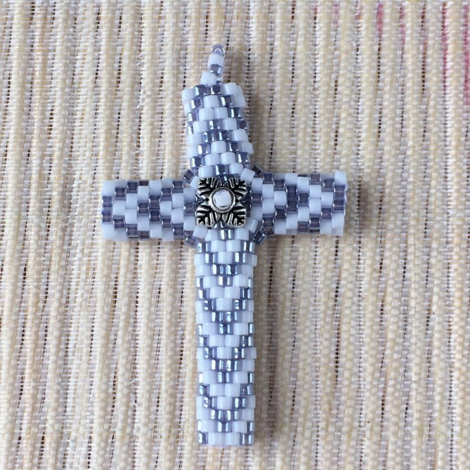 Pendentif Croix tissée en perles Miyuki blanc et gris perle