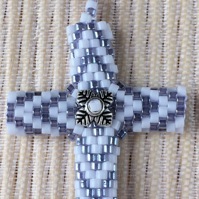 Pendentif Croix tissée en perles Miyuki blanc et gris perle