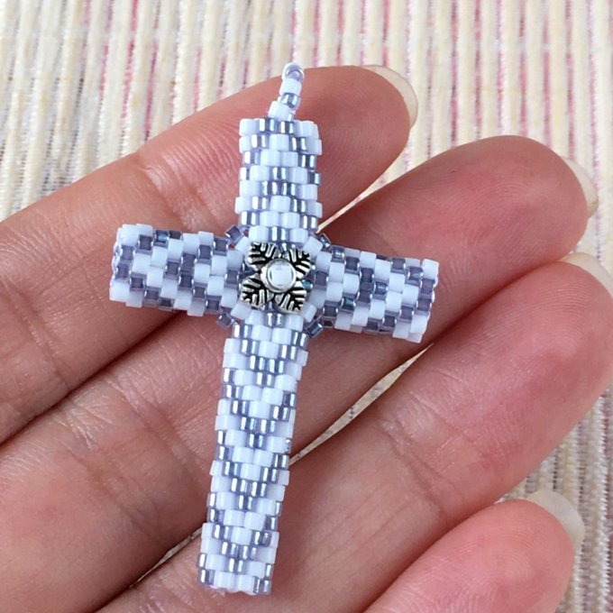 Pendentif Croix tissée en perles Miyuki blanc et gris perle