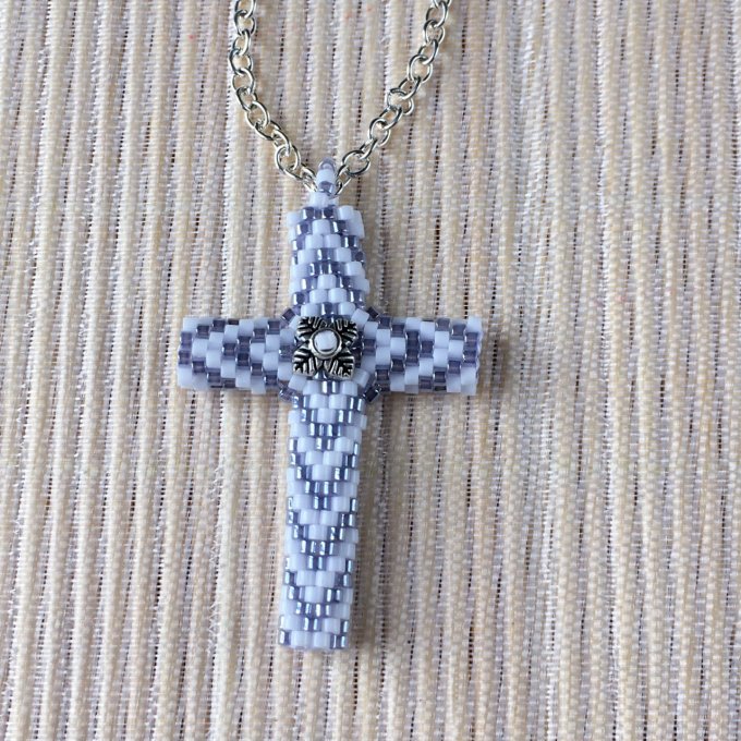 Pendentif Croix tissée en perles Miyuki blanc et gris perle