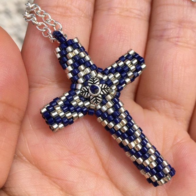 Pendentif Croix tissée en perles Miyuki bleu foncé et argenté