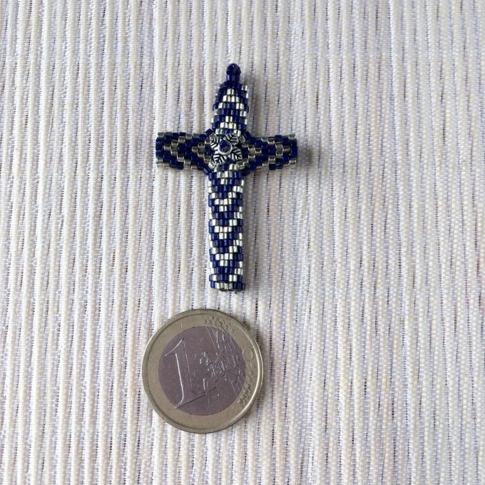 Pendentif Croix tissée en perles Miyuki bleu foncé et argenté