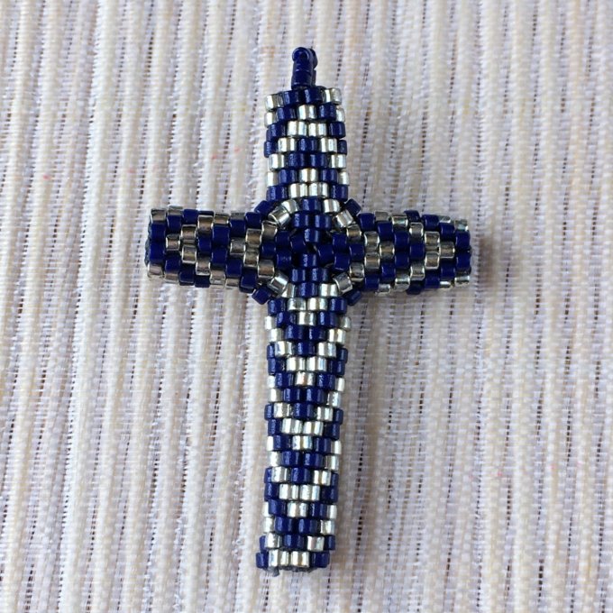 Pendentif Croix tissée en perles Miyuki bleu foncé et argenté