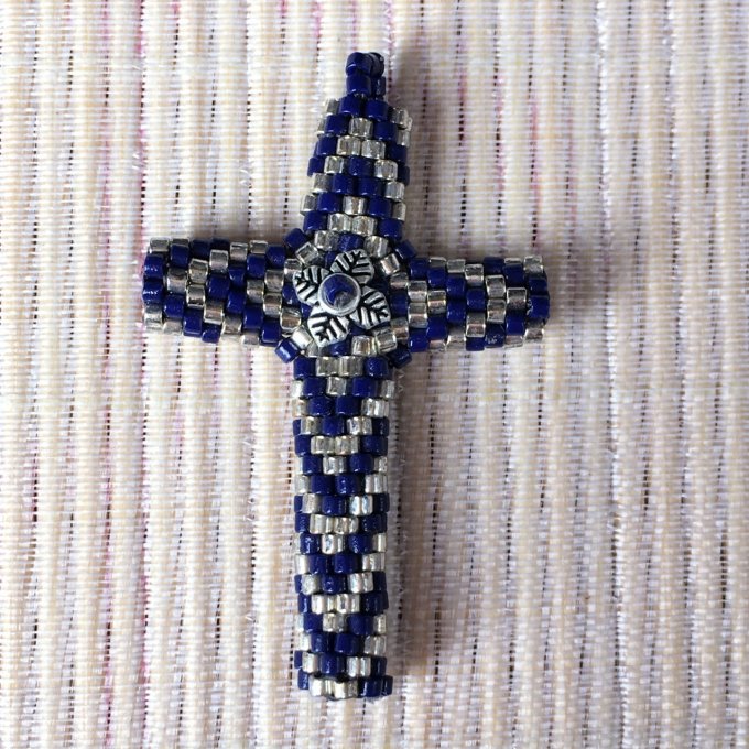 Pendentif Croix tissée en perles Miyuki bleu foncé et argenté