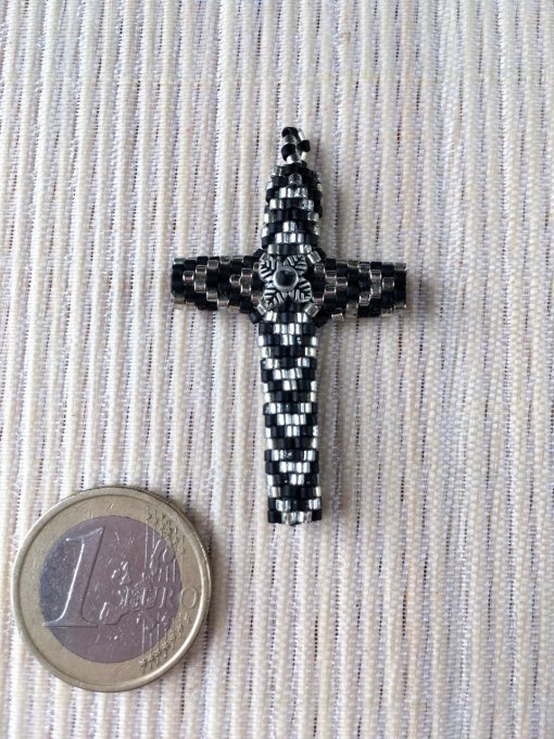 Pendentif Croix tissée en perles Miyuki noir et argenté