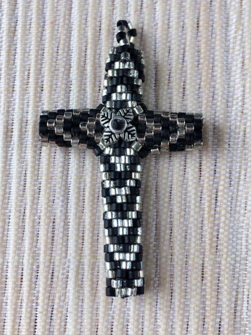 Pendentif Croix tissée en perles Miyuki noir et argenté