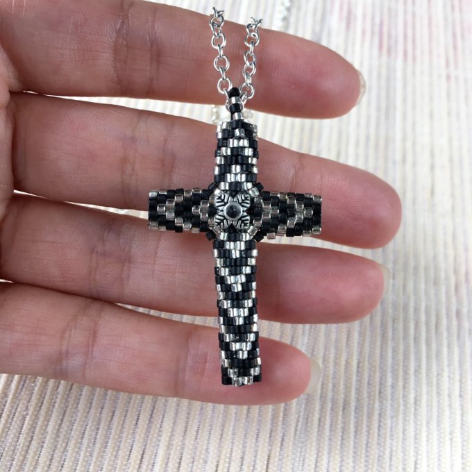 Pendentif Croix tissée en perles Miyuki noir et argenté