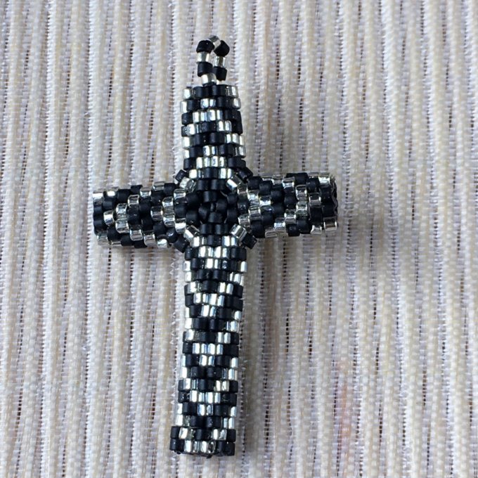 Pendentif Croix tissée en perles Miyuki noir et argenté