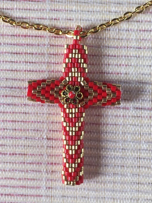 Pendentif Croix tissée en perles Miyuki rouge et doré