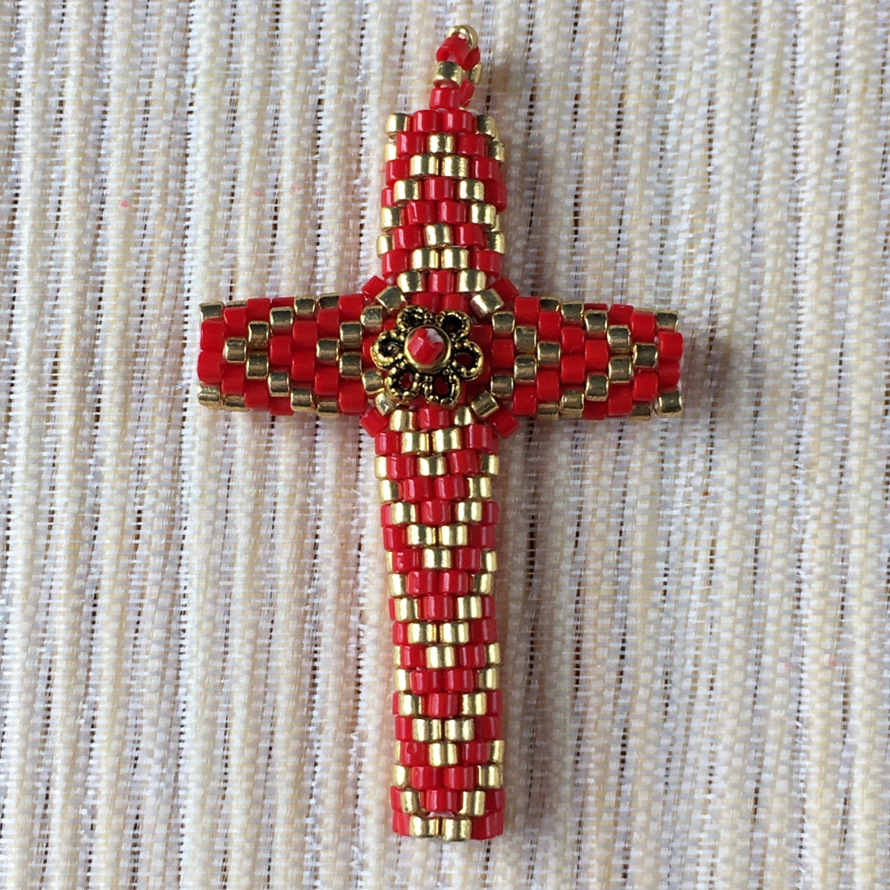 Pendentif Croix tissée en perles Miyuki rouge et doré