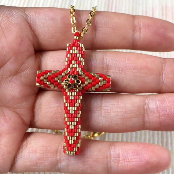 Pendentif Croix tissée en perles Miyuki rouge et doré